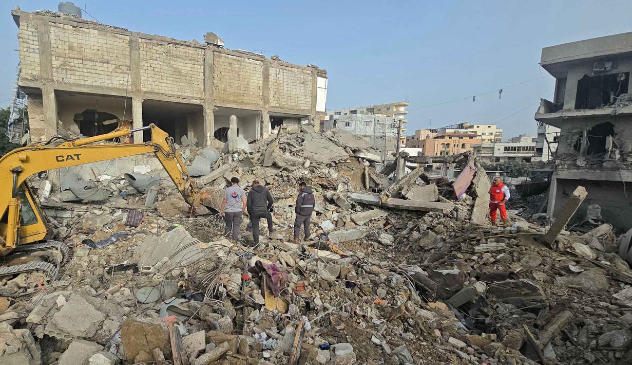 Jumlah tersebut merupakan akumulasi dalam sebulan sejak pertempuran dengan militan Hizbullah yang didukung Iran pada 2 Maret 2026. Tampak dalam foto, sebuah ekskavator membersihkan puing-puing bangunan yang hancur dari lokasi serangan Israel di wilayah Maarakeh, Lebanon selatan, dekat kota pesisir Tyre pada Sabtu 4 April 2026. (Kawnat HAJU/AFP)