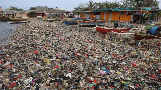Sampah plastik terlihat menumpuk di pantai Sukaraja, Bandar Lampung pada 8 September 2019. Selain berserakan dan aroma tak sedap, sampah-sampah di pesisir tersebut juga menyebabkan banyaknya ikan yang mati. (Photo by PERDIANSYAH / AFP)