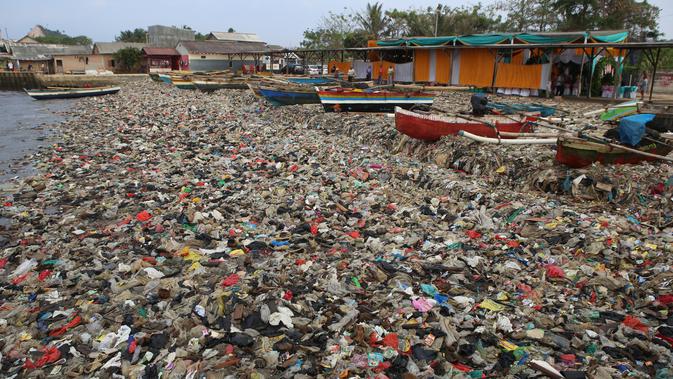 Sampah plastik terlihat menumpuk di pantai Sukaraja, Bandar Lampung pada 8 September 2019. Selain berserakan dan aroma tak sedap, sampah-sampah di pesisir tersebut juga menyebabkan banyaknya ikan yang mati. (Photo by PERDIANSYAH / AFP)