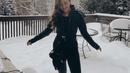 Berada di tengah salju, Jessica mengenakan outfit serba hitam. Dari jaket, celana, tas, hingga sepatu bootsnya. @jscmila