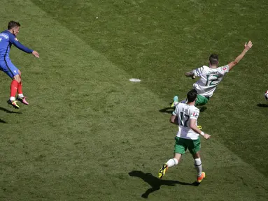 Pemain Prancis, Antoine Griezmann (kiri) saat mencetak gol ke gawang Rep. Irlandia pada babak 16 besar Piala Eropa 2016 di Stade de Lyon, Lyon, Minggu (26/6/2016). (EPA/Mast Irham)