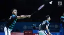 Ganda putra Indonesia, Marcus F Gideon/Kevin Sanjaya Sukomuljo mengembalikan kok ke Ong Yew Sin/Teo Ee Yi (Malaysia) di 16 besar Indonesia Open 2018, Istora GBK, Jakarta, Kamis (5/7). Kevin/Marcus unggul 21-18, 21-12. (Liputan6.com/Helmi Fithriansyah)