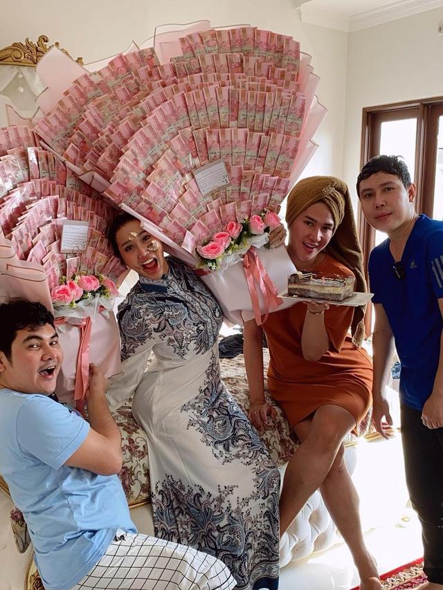 6 Potret Lucinta Luna Rayakan Ulang Tahun, Sekaligus Syukuran Rumah Baru