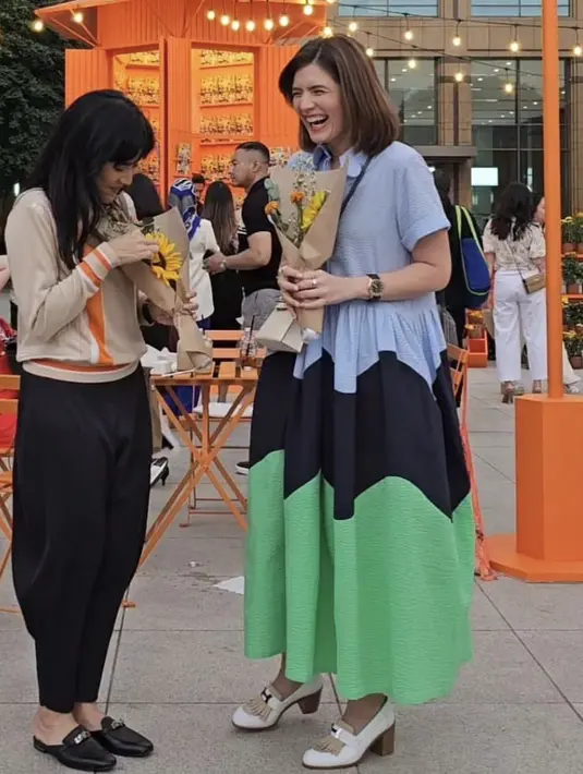 Carissa Puteri tampil mengenakan dress panjang lengan pendek warna biru dengan variasi navy dan hijau. Dipadukan mini bag Hermes warna putih gading serasi dengan sepatunya. @therealdisastr.