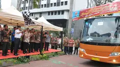 Menteri Hukum dan HAM (Menkumham) Yasona Laoly melepas mudik bersama pegawai Kemenkumham ke kampung halaman di lapangan upacara Kementerian Hukum dan HAM, Jakarta (22/6). (Liputan6.com/Helmi Afandi) 