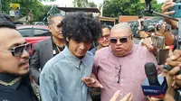 TikTokers Vadel Badjideh bersama penasihat hukumnya, Razman Arif Nasution, menghadiri panggilan Polres Metro Jakarta Selatan, Jumat (4/10/2024). Vadel dipanggil terkait kasus dugaan pencabulan dan aborsi ilegal terhadap anak Nikita Mirzani, Lolly. (Liputan6.com/Ady Anugrahadi)