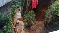 Proyek tembok penahan tebing (TPT) di Kampung Tajur, Kelurahan Muarasari, Kecamatan Bogor Selatan, Kota Bogor, longsor, Minggu (18/2/2024). Akibatnya, dua pekerja proyek tewas tertimbun. (Liputan6.com/Achmad Sudarno)