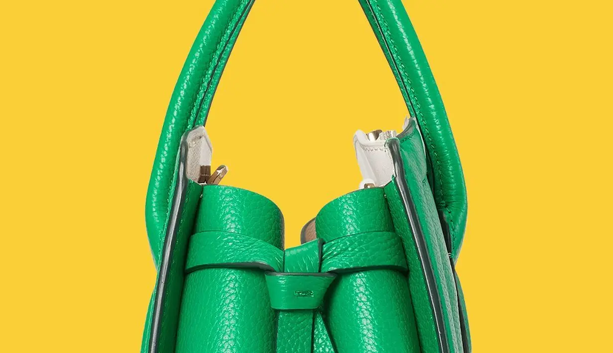 Material pebbeled leather masih jadi primadona dari koleksi tas Kate Spade New York di musim ini, dilengkapi dengan 2 kompartemen. Lane juga memiliki space storage yang luas dan memuat segala kebutuhanmu. Foto: Document/Kate Spade New York.