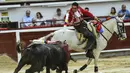 <p>Matador berkuda Kolombia Willy Rodriguez tampil selama adu banteng di arena adu banteng Canaveralejo dalam rangka Festival Cali di Cali, Kolombia (27/12/2022). (AFP/Joaquin Sarmiento)</p>