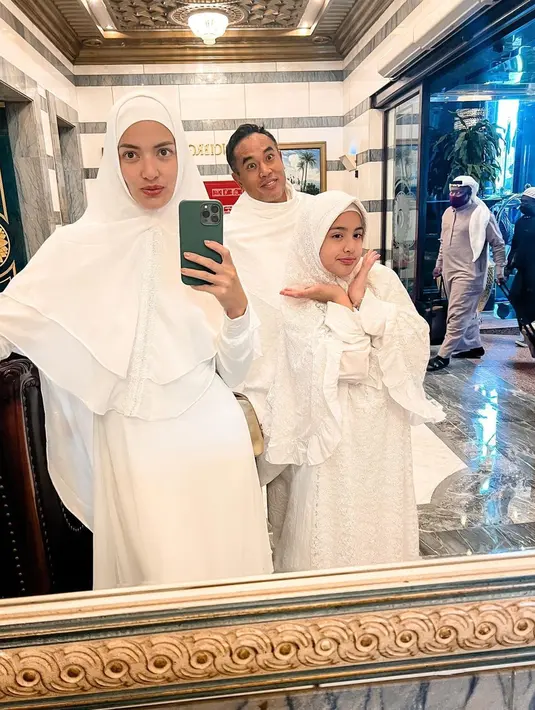 Saat keluarga Nia Ramadhani pakai busana muslim putih, mereka tak lupa mengabadikannya lewat foto. Potret kokampakan inilah yang menjadi bukti bahwa keluarga Nia Ramadhani harmonis. Foto ini pun banjir like dan komentar dari netizen. (Liputan6.com/IG/ramadhaniabakrie)
