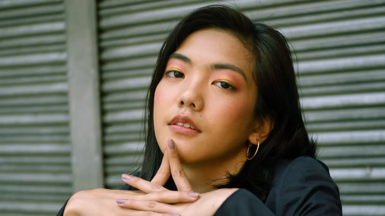 wajah perempuan serius kecewa sedih sombong ekspresi