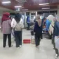 Puluhan mahasiswa asal Jakarta di Bandara Halu Oleo Kendari batal berangkat usai kedapatan memiliki hasil tes PCR palsu.(Liputan6.com/dokumen warga)