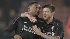 Pemain Liverpool, Alberto Moreno (kanan) merayakan Gol bersama,Jordon Ibe  Pada Leg pertama semi-final Piala Liga Inggris di Stadion Britannia, Stoke-on-Trent, Inggris, Rabu (06/01/2016) dini hari WIB. (AFP Photo/Oli Scarff)