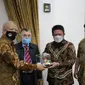 Gubernur Sumsel dan Konsul Kehormatan RI di Constanta Rumania Emil Sirbu saat menyerahkan cinderamata, ketika menggelar pertemuan di Griya Agung Sumsel (Dok. Humas Pemprov Sumsel / Nefri Inge)