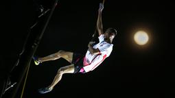Atlet panjat tebing Indonesia, Sabri berkompetisi pada kualifikasi nomor speed putra Kejuaraan Dunia Panjat Tebing IFSC 2023 seri Jakarta di Lot 6, Kompleks Stadion Utama Gelora Bung Karno, Jakarta, Indonesia, Sabtu (06/05/2023). Indonesia berhasil meloloskan 10 (5 putra dan 5 putri) pada babak kualifikasi. (Bola.com/Bagaskara Lazuardi)
