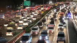Penampakan kemacetan kendaraan di Tol Dalam Kota dan Jalan Gatot Soebroto di Jakarta, Kamis (15/2). Jelang libur Imlek, kemacetan tetap terjadi di sejumlah ruas jalan protokol Ibu Kota. (Liputan6.com/Immanuel Antonius)