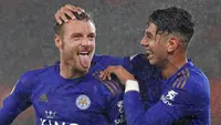 Pemain Leicester City Jamie Vardy (kiri) bersama Ayoze Perez merayakan golnya ke gawang Southampton pada laga Liga Inggris di Stadion St Mary, Southampton, Inggris, Jumat (25/10/2019). Leicester City membantai Southampton 9-0. (AP Photo/Alastair Grant)