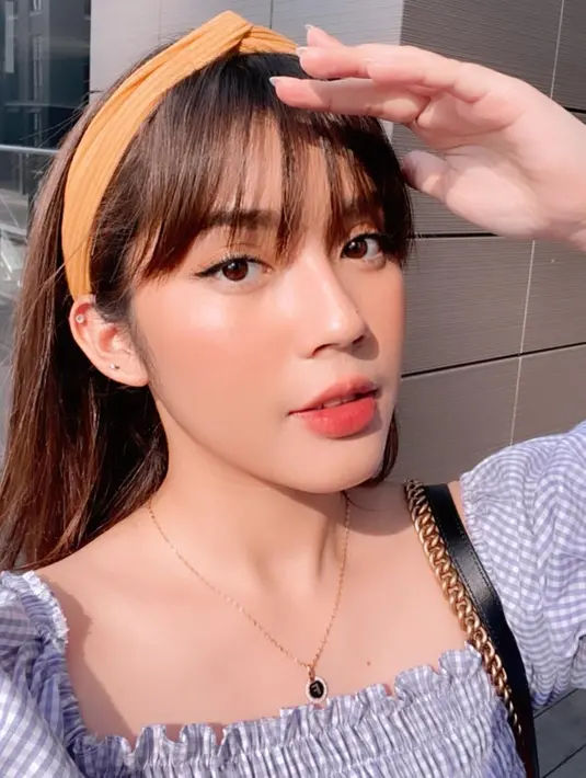 Kini sudah berusia 20 tahun, gaya fashion dan makeup Fay Nabila ini pun banyak jadi inspirasi penggemarnya. (Liputan6.com/IG/@faynabilalxndr)
