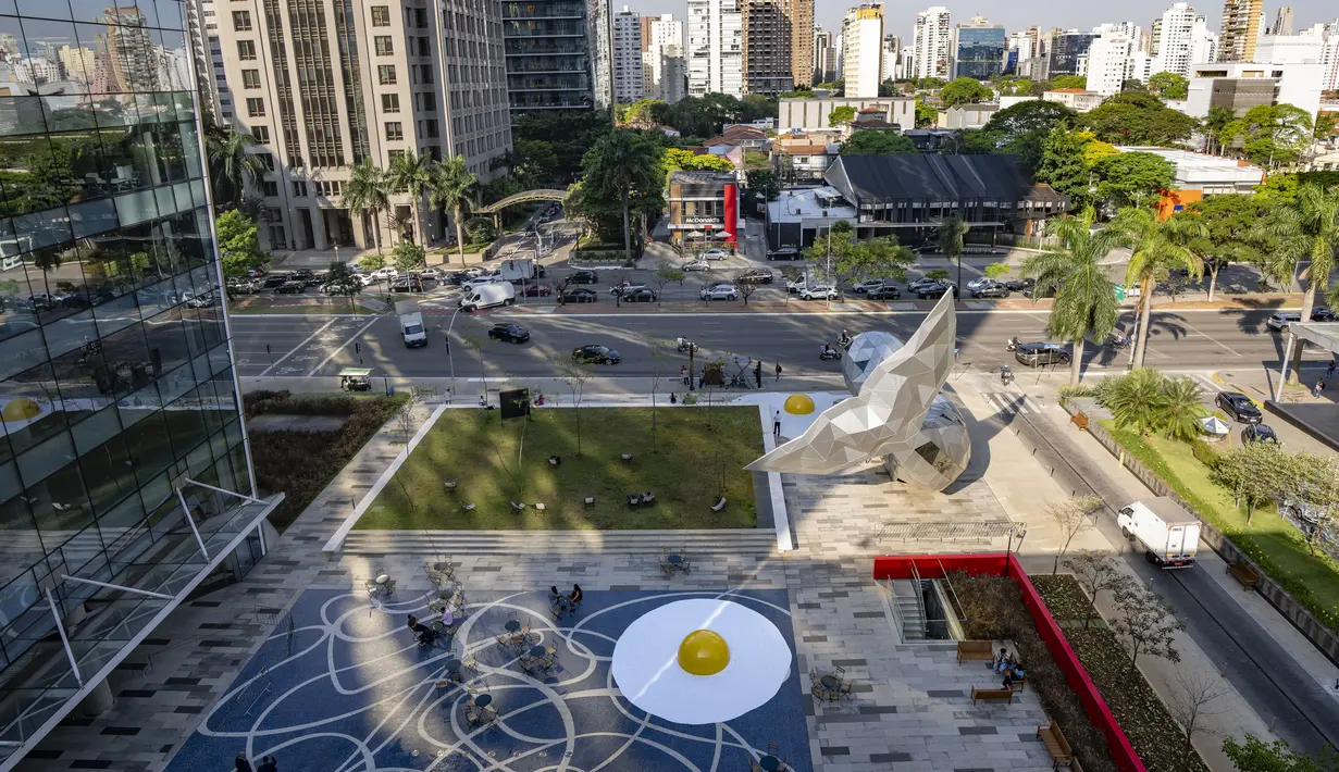 Menurut sang seniman, karya ini bertujuan untuk meningkatkan kesadaran tentang perubahan iklim dan pemanasan global. (AP Photo/Andre Penner)