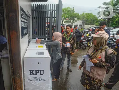 Warga melakukan pencoblosan kertas suara pada ruang Pos Satpam di TPS 86 yang terpaksa dipindahkan di Duri Kepa, Jakarta Barat, Rabu (14/2/2024). (merdeka.com/Arie Basuki)