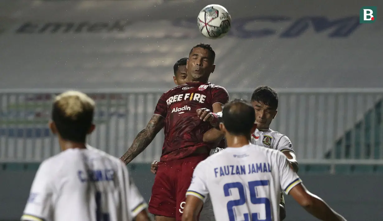 Pemain Persis Solo, Alberto "Beto" Goncalves (tengah) berusaha menjebol gawang Persiba Balikpapan dalam laga matchday ke-3 Grup X Babak 8 Besar Liga 2 2021 di Stadion Pakansari, Cibinong, Rabu (22/12/2021). (Bola.com/Ikhwan Yanuar)