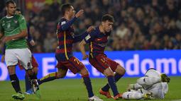 Pemain Barcelona, Munir El Haddadi (tengah) berebut bola dengan kiper Villanovense, Jose Fuentes pada laga Copa del Rey (King's Cup) di Stadion Camp Nou, Barcelona, Kamis (3/12/2015).  (AFP Photo/Lluis Gene)