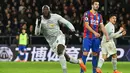 Striker Manchester United Romelu Lukaku merayakan gol kedua untuk timnya saat melawan Crystal Palace dalam pertandingan Liga Inggris di Selhurst Park, London (5/3). Dengan kemenangan ini, MU kembali posisi kedua klasemen Liga Inggris.(AFP Photo/Glyn Kirk)