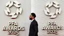 Penyerang Liverpool asal Mesir, Mohamed Salah, berpose saat tiba untuk menghadiri Penghargaan Asosiasi Pemain Sepak Bola Profesional (PFA) 2024-2025 di Gedung Opera, Manchester, Inggris, pada 19 Agustus 2025. (Darren Staples/AFP)