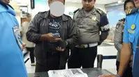 Mantan Wakapolda berinisial RT yang membawa senpi mengaku akan menjemput keluarganya di Bandara Kualanamu. (Liputan6.com/Reza Efendi)