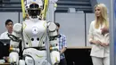 Penasihat Gedung Putih Ivanka Trump melihat sebuah robot selama tur dari Space Vehicle Mockup Facility di NASA Johnson Space Center di Houston, AS (20/9). (Brett Coomer/Houston Chronicle via AP)