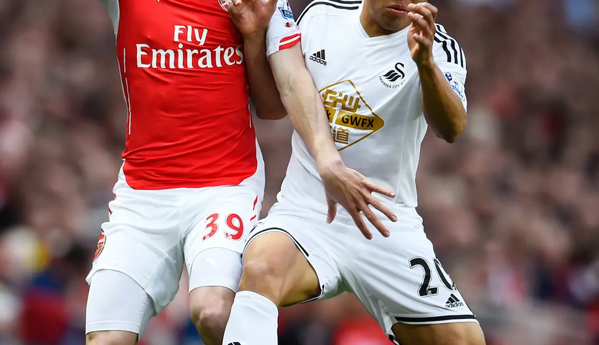 Gelandang Swansea City, Jefferson Montero (kanan) berebut bola dengan bek Arsenal Héctor Bellerín saat Laga Liga Premier Inggris di Emirates Stadium, Selasa (12/5/2015). Swansea City menang 1-0 atas Arsenal. (Reuters/ADylan Martinez)