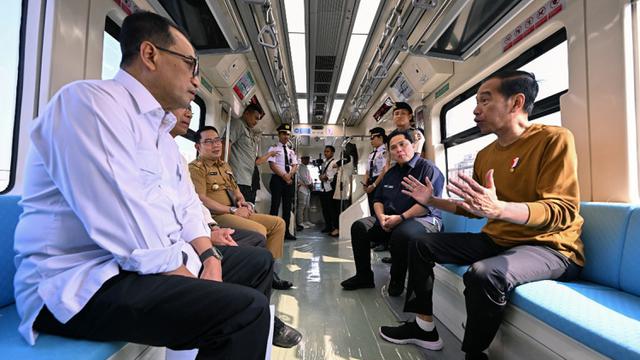Presiden Jokowi Jajal LRT
