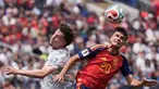 Pemain Spanyol Pedri menyundul bola melawan pemain Austria Paul Wanner selama pertandingan sepak bola babak 32 Piala Dunia antara Spanyol dan Austria di Inglewood, California, dekat Los Angeles, Kamis, (02/07/2026). (AP Photo/Jae C. Hong)