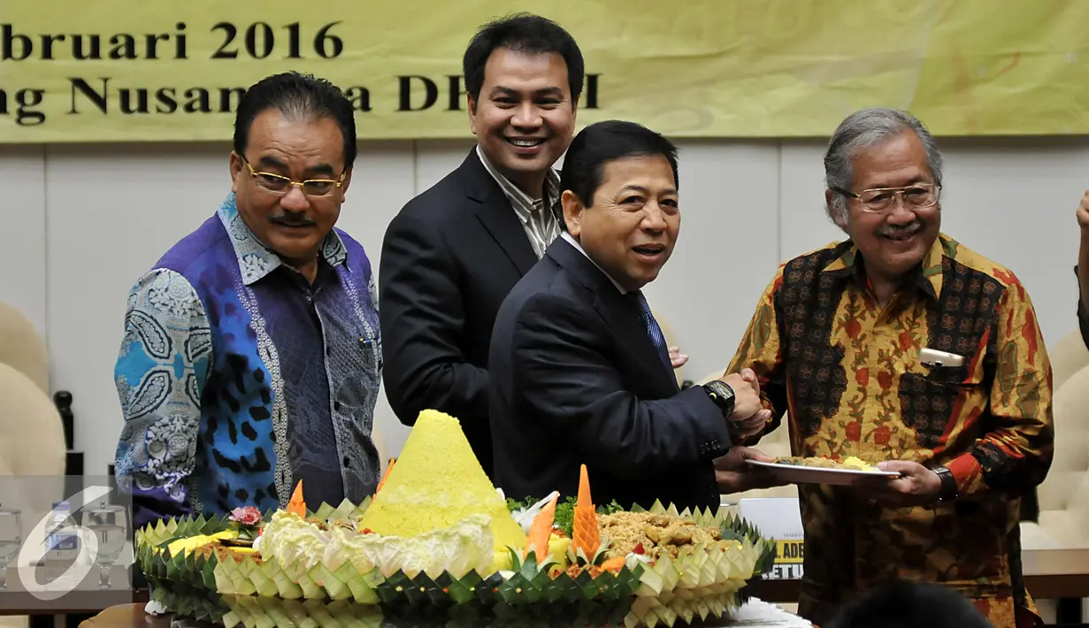 Ketua Fraksi Partai Golkar, Setya Novanto (kedua kanan) memberikan potongan Tumpeng saat acara Syukuran Hari Ulang Tahun ke-48 Fraksi Partai Golkar di Jakarta, Senin (15/2). (Liputann6.com/Johan Tallo)