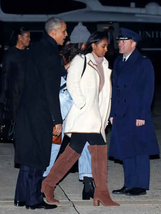 Presiden Barack Obama dan putrinya Sasha menuju pesawat Air Force One di Joint Base Andrews di Maryland, AS (16/12). Menyambut natal Barack obama mengajak keluarganya untuk merayakan di Hawaii. (REUTERS / Kevin Lamarque)