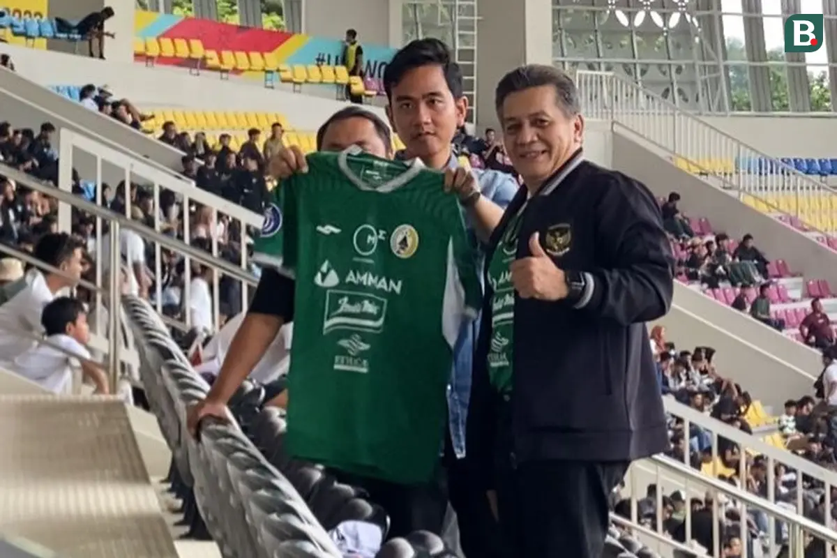 Foto Wali Kota Solo, Gibran Rakabuming Raka, saat ikut menyaksikan pertandingan PSS Sleman di Stadion Manahan