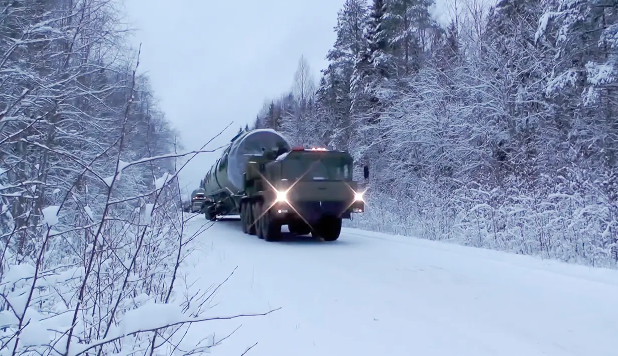 Sebuah truk membawa rudal balistik antarbenua Sarmat Rusia terbaru melintasi hutan di lokasi yang tidak diketahui di Rusia. Presiden Vladimir Putin mengklaim bahwa persenjataan mereka tidak dapat dicegat oleh musuh. (RU-RTR Russian Television via AP)