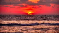 Ilustrasi sunset, matahari terbenam di pantai. (Photo by Sergio Mena Ferreira on Unsplash)
&nbsp;