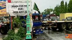 Citizen6, Brebes: Kecelakaan tunggal terjadi di jalan Jendral Sudirman, Brebes, Jateng pada, Kamis (24/11). Sebuah truk dari timur menghantam trotoar selatan jalan kemudian menabrak tiang reklame dan berbalik arah ke utara jalan. (Pengirim: Darmaji S)