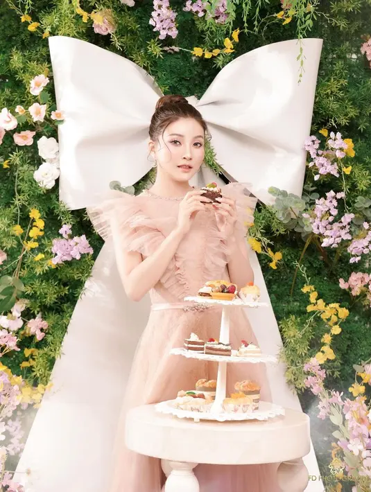 Sarwendah tampil sleek dengan updo yang rapi dan makeup nude yang senada dengan dressnya [@sarwendah29]