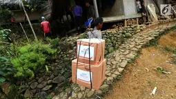 Masyarakat suku Baduy Luar berjalan kaki membawa bantuan berupa perabotan rumah tangga dari Bank BNI senilai 100 juta untuk korban kebakaran Kampung Cisaban II, Desa Kanekes, Banten, Kamis (01/6). (Liputan6.com/Fery Pradolo)