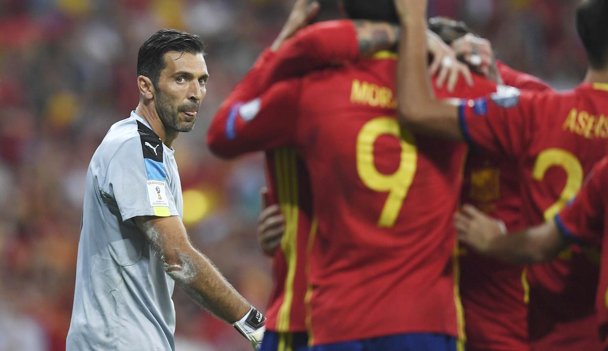 Kiper Italia, Gianluigi Buffon, tampak kecewa usai takluk dari Spanyol pada laga kualifikasi piala dunia 2018 di Stadion Santiago Bernabeu, Madrid, Sabtu (2/9/2017). Spanyol menang 3-0 atas Italia. (AFP/Gabriel Bouys)
