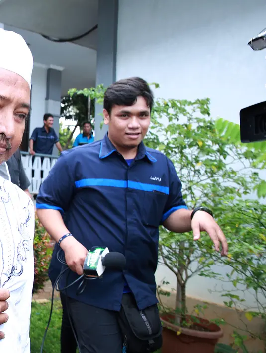 "Ini bukan yang memalukan buat aku, aku sayang dia apa adanya. Semua orang pandang papa sebelah mata karena dia kucel. Tapi aku tetap salim sama papa, tunjukkan ke semua orang, aku hormati dia apa adanya, respek," katanya. (Deki Prayoga/Bintang.com)