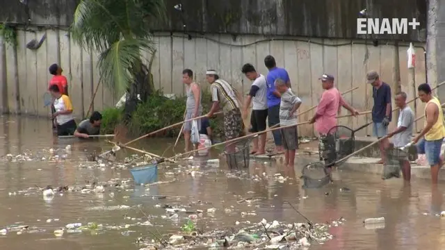 Warga Babakan kota Tangerang  Banten  berebut  ikan mabuk disungai Cisadane, Diduga ikan mabuk akibat tercemar limbah pabrik  cair