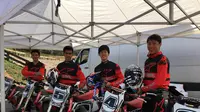 Andi Gilang (kedua dari kiri) saat berlatih bersama pembalap Honda Team Asia di musim 2020. (Twitter/Honda Team Asia)