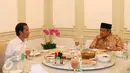 Presiden Joko Widodo berbincang dengan Ketum PBNU, Said Aqil Siradj di Istana Merdeka, Jakarta, Rabu (11/1). Pertemuan ini masih dalam rangka silaturahim kebangsaan yang dilakukan Presiden sejak akhir 2016 lalu. (Liputan6.com/Angga Yuniar)
