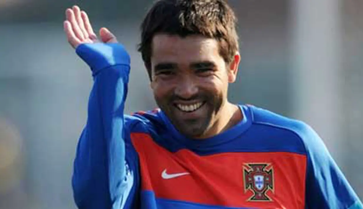 Senyuman gelandang Portugal Deco di sesi latihan timnas di Bekker High School, Magaliesburg, 26 Juni 2010, jelang laga babak 16 besar PD 2010 lawan Spanyol. AFP PHOTO / FRANCISCO LEONG 