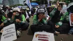 Para guru madrasah swasta dari berbagai daerah di Indonesia saat melakukan aksi unjuk rasa di depan Gedung MPR/DPR/DPD RI, Jakarta, Rabu (11/2/2026). (Kapanlagi.com/Budy Santoso)