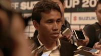 Aisten pelatih Timnas Indonesia, Bima Sakti memberikan keterangan kepada media di Hotel Mulia, Jakarta, Rabu (2/5/2018). Indonesia berada satu grup dengan Thailand, Singapura dan Filipina. (Bola.com/Nick Hanoatubun)