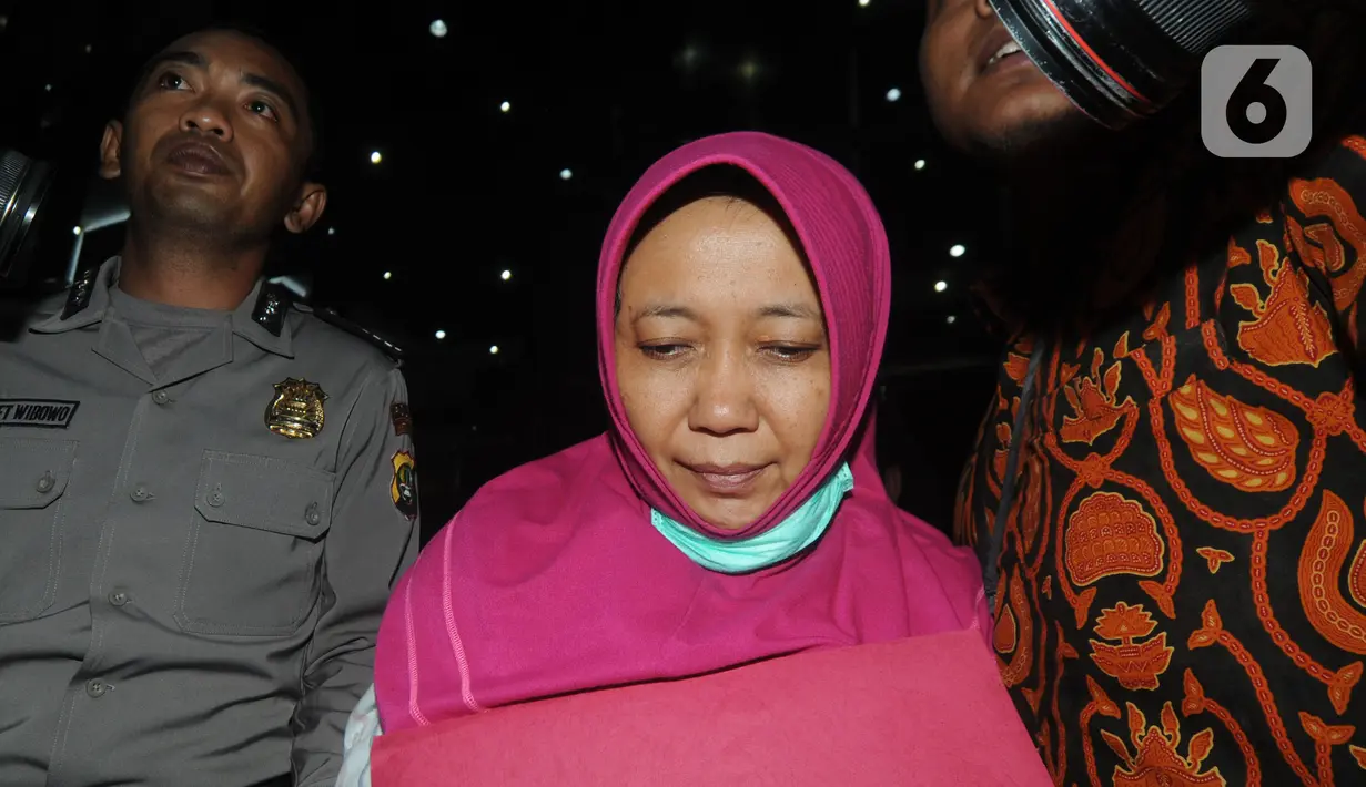 Kepala Dinas Pekerjaan Umum dan SDA, Sunarti Setyaningsih usai menjalani pemeriksaan 1x24 jam di Gedung KPK, Jakarta, Kamis (9/1/2020). KPK mengamankan uang 1 milyar terkait suap proyek infrastruktur di Dinas PUPR Kabupaten Sidoarjo. (merdeka.com/Dwi Narwoko)